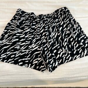 NWOT Nine West Ladies Shorts - Large